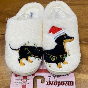 NWT.  Moodpops, women’s size medium, (7-8), slippers